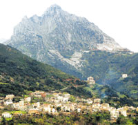 Zouvga est situ�e au c�ur de la Kabylie ...Vir�e dans une minir�publique